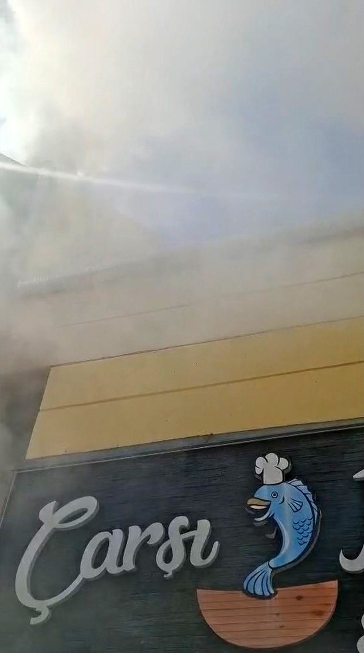 Eskişehir\'de balıkçı bacasındaki yangın itfaiye ve esnafın müdahalesiyle söndü