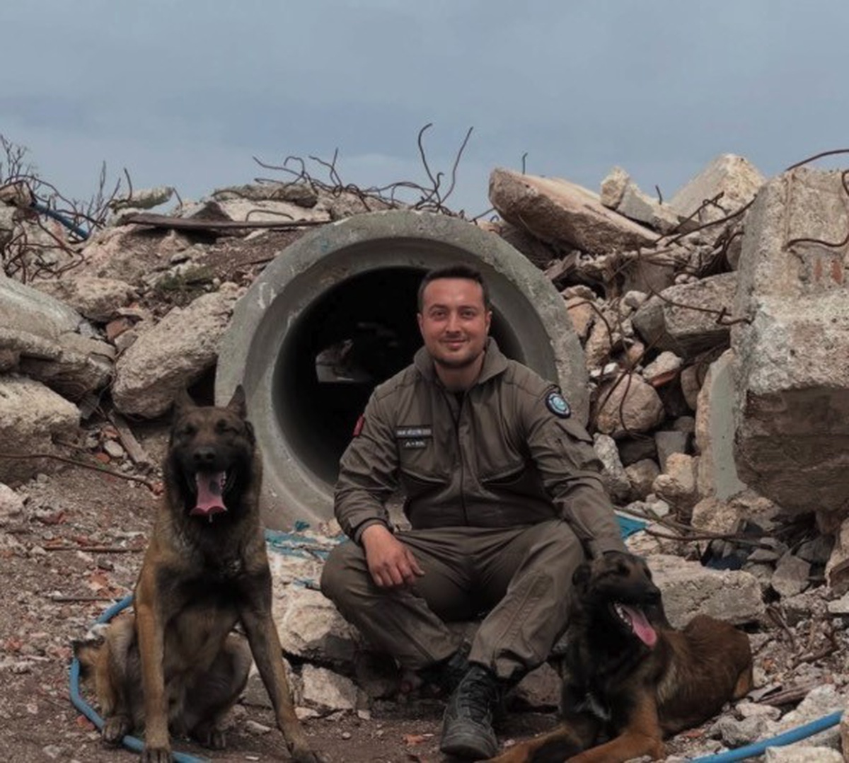 Eskişehir İtfaiyesi eğitmeni Onur Ersen köpekleriyle Afyonkarahisar\'daki sınavı geçti