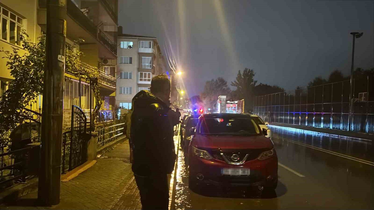 Eskişehir Odunpazarı\'nda 2.17 promil alkollü sürücü aracı yanarken sigara içti