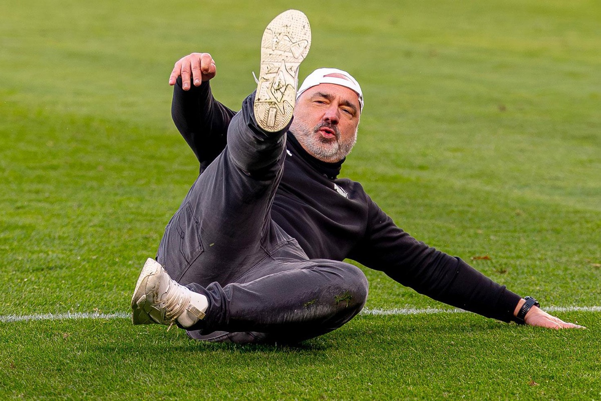 Fenerbahçe\'nin rakibinde ortalık karıştı: Kendi oyuncusuna ateş püskürdü
