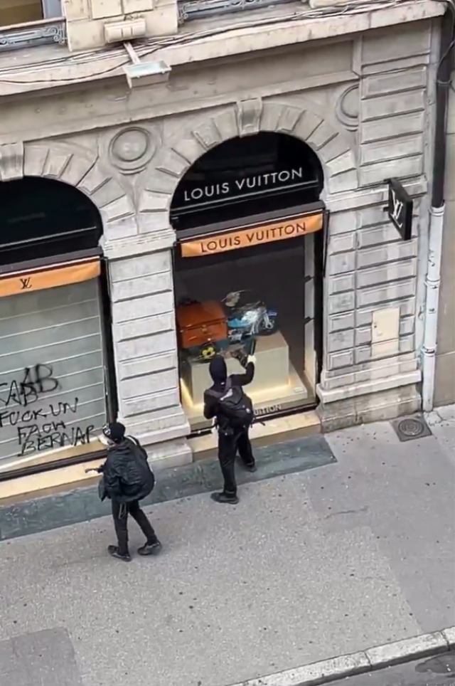 Fransa’da yüz milyonlarca Euro'luk hasar! Louis Vuitton’dan, <a class='keyword-sd' href='/dior/' title='Dior'>Dior</a>'a,Carrefour'dan Hugo Boss’a mağazalar yağmalandı