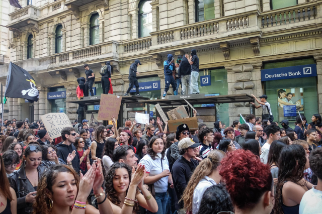 Fransa'daki protestolar dalga dalga yayılıyor! İtalya da yangın yerine döndü