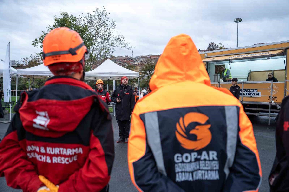 Gaziosmanpaşa\'da 7.0\'lık deprem senaryosuyla barınma tatbikatı yapıldı