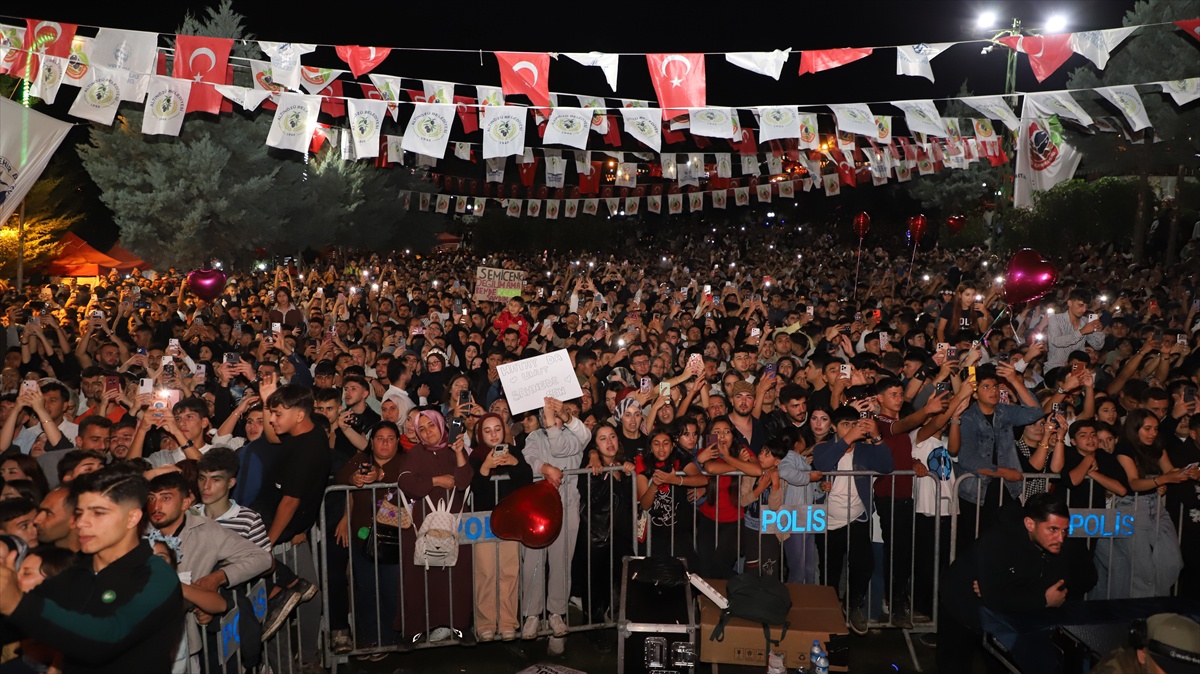 Hatay Altınözü\'nde 10. Zeytin Festivali Semicenk konseriyle sona erdi