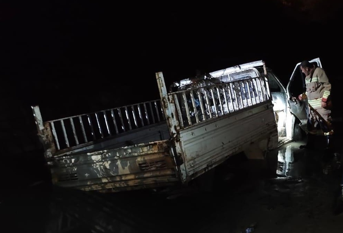 Hatay Defne\'de Asi Nehri\'ne düşen pikaptaki 2 yaralı hastaneye kaldırıldı