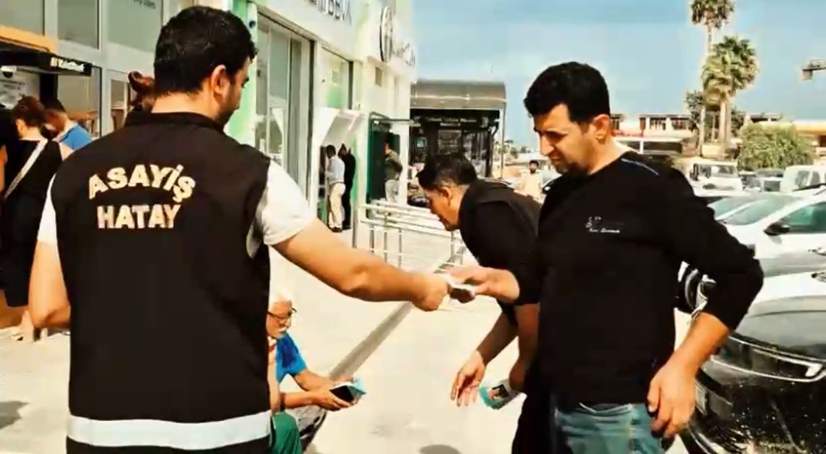 Hatay\'da polis, dolandırıcılık yöntemlerine karşı vatandaşlara broşür dağıttı