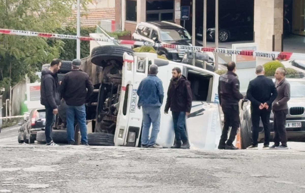 Beyoğlu\'nda iddiaya göre yan yatan kamyon, Nizamiye Caddesi\'ni trafiğe kapattı