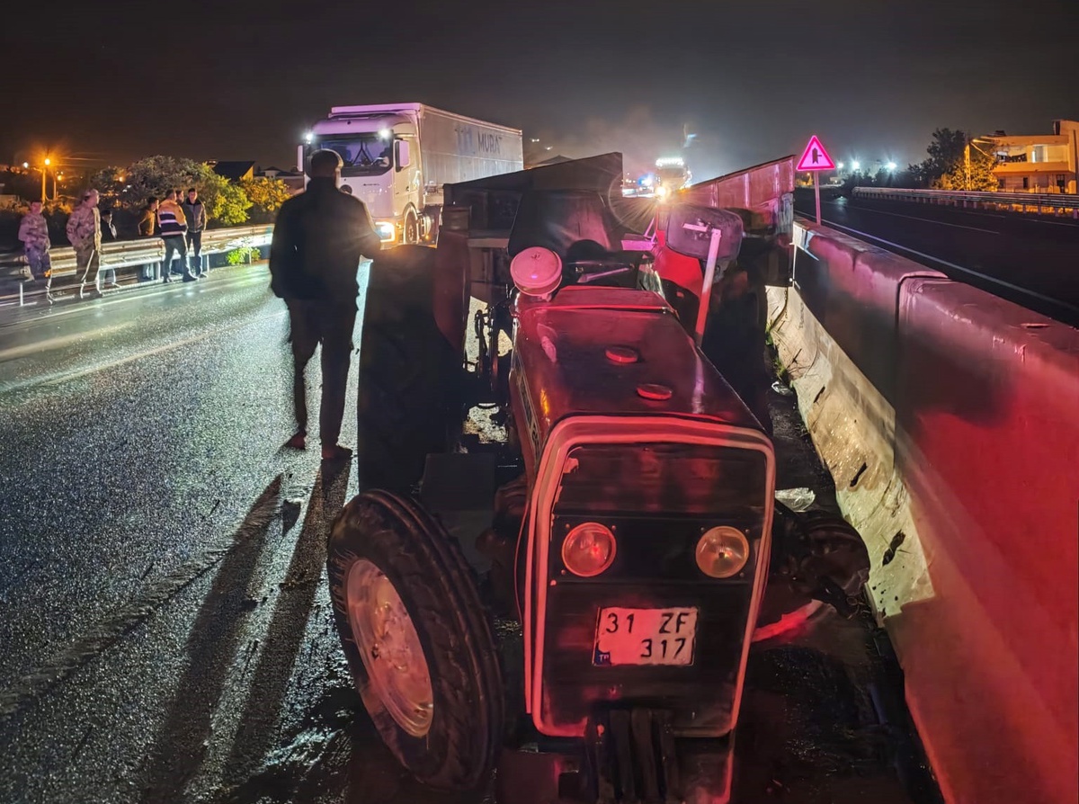 Gaziantep İslahiye\'de TIR\'la çarpışan traktörün 79 yaşındaki sürücüsü kurtarılamadı