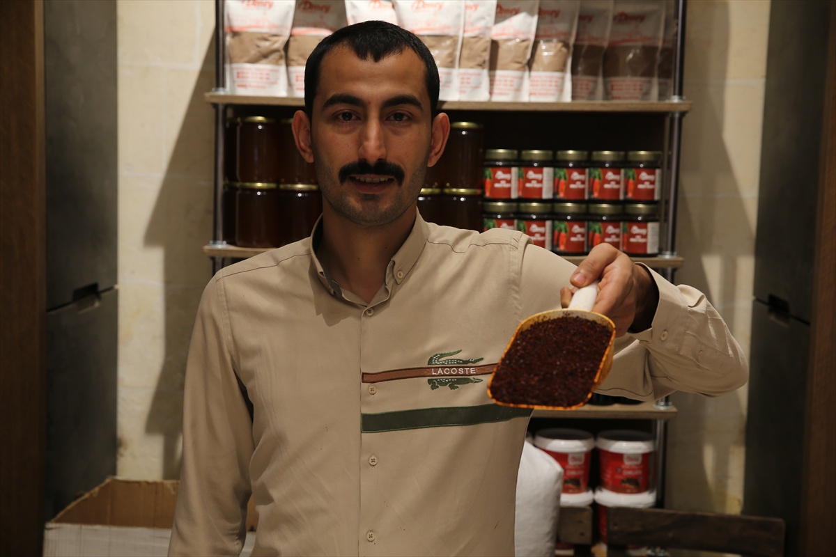 Şanlıurfa\'da yaklaşık 200 yıllık dükkanda İsmail Doney beşinci kuşak olarak isot satıyor