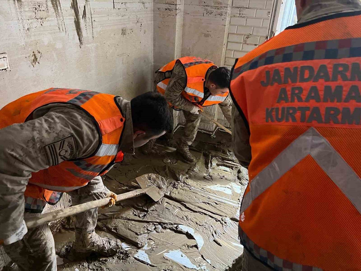 İstanbul\'da sel sonrası Jandarma Ayazağa\'da 8 ev ve 17 deponun çevresini temizledi