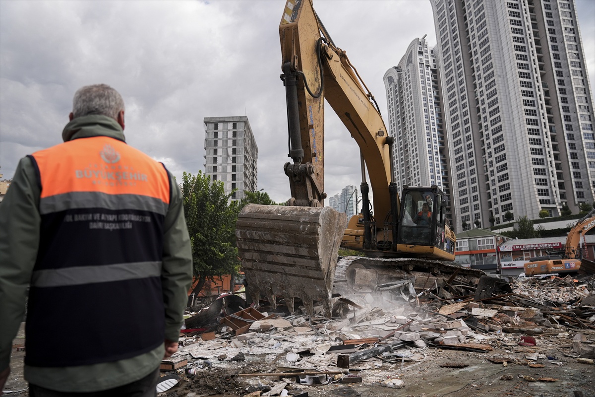 Sarıyer Ayazağa\'da 19 dükkan ve Kur\'an kursu yıkıldı, stadın yıkımı da tamamlandı