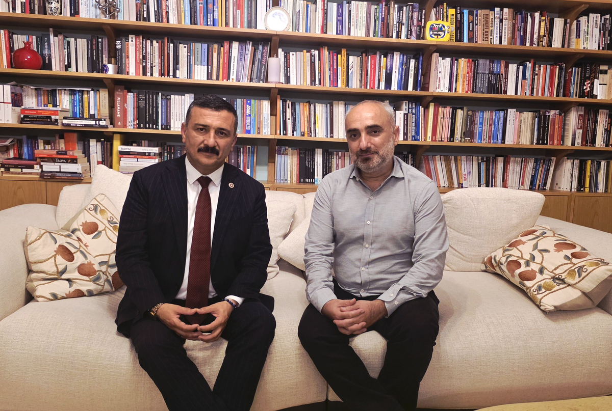 İYİ Partili Türkoğlu, Saymaz\'ı ev hapsinde ziyaret etti, basın özgürlüğünü vurguladı