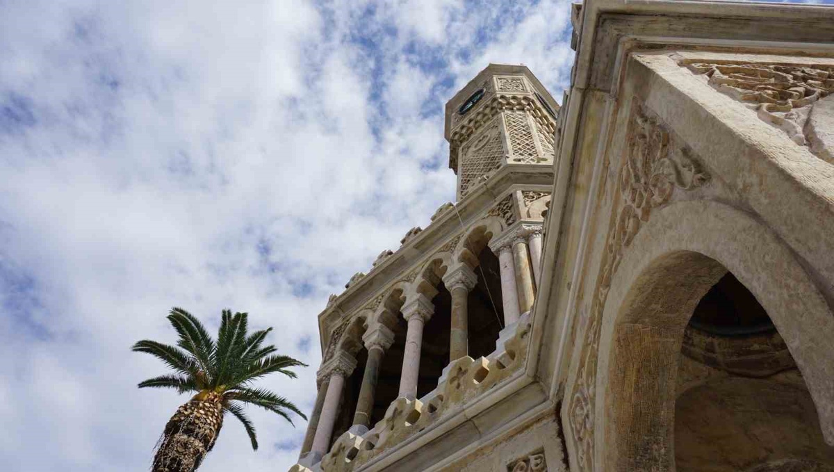 İzmir Saat Kulesi 1901\'den bu yana Konak\'ta turistlerin ilk durağı olmayı sürdürüyor