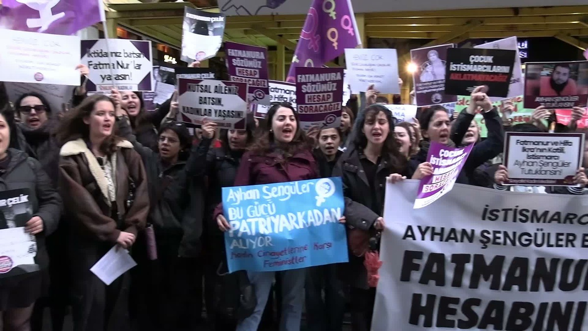 Kadınlar, 8 yaşındaki çocuğa istismar davasında beraatı Taksim\'de protesto etti