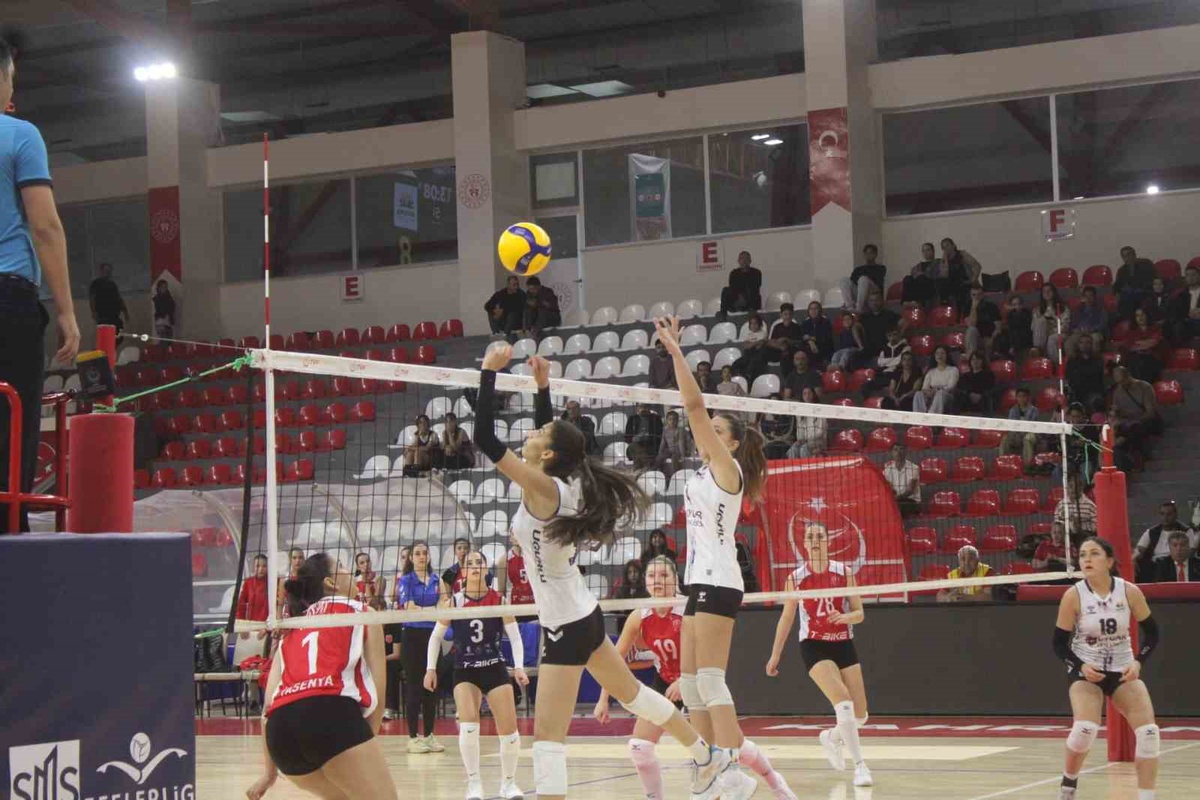 Kahramanmaraş Büyükşehir Belediyesi Kadın Voleybol Takımı, Antepia\'yı 3-0 yendi