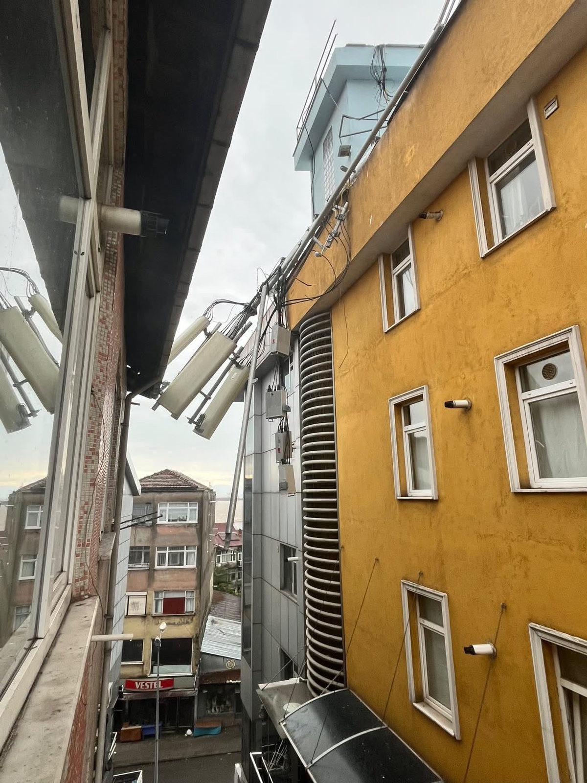 Zonguldak Ereğli\'de apartman çatısındaki baz istasyonu rüzgar nedeniyle yıkıldı