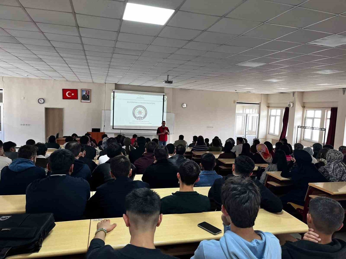 Kafkas Üniversitesinde 1985 öğrenciye Kars Emniyetinden radikalleşme semineri verildi