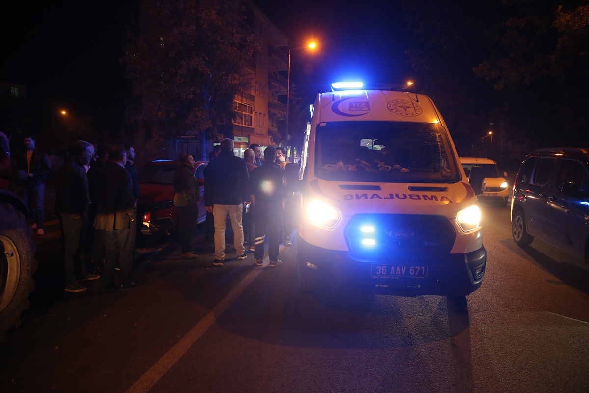 Kars\'ta yolcusuz halk otobüsü karşı şeride geçip park halindeki iş makinesine çarptı
