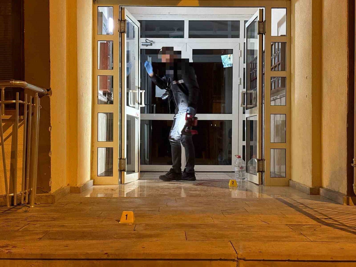 Kayseri Melikgazi\'de 5 katlı binanın girişinde bıçaklı kavga çıktı, 2 kişi yaralandı