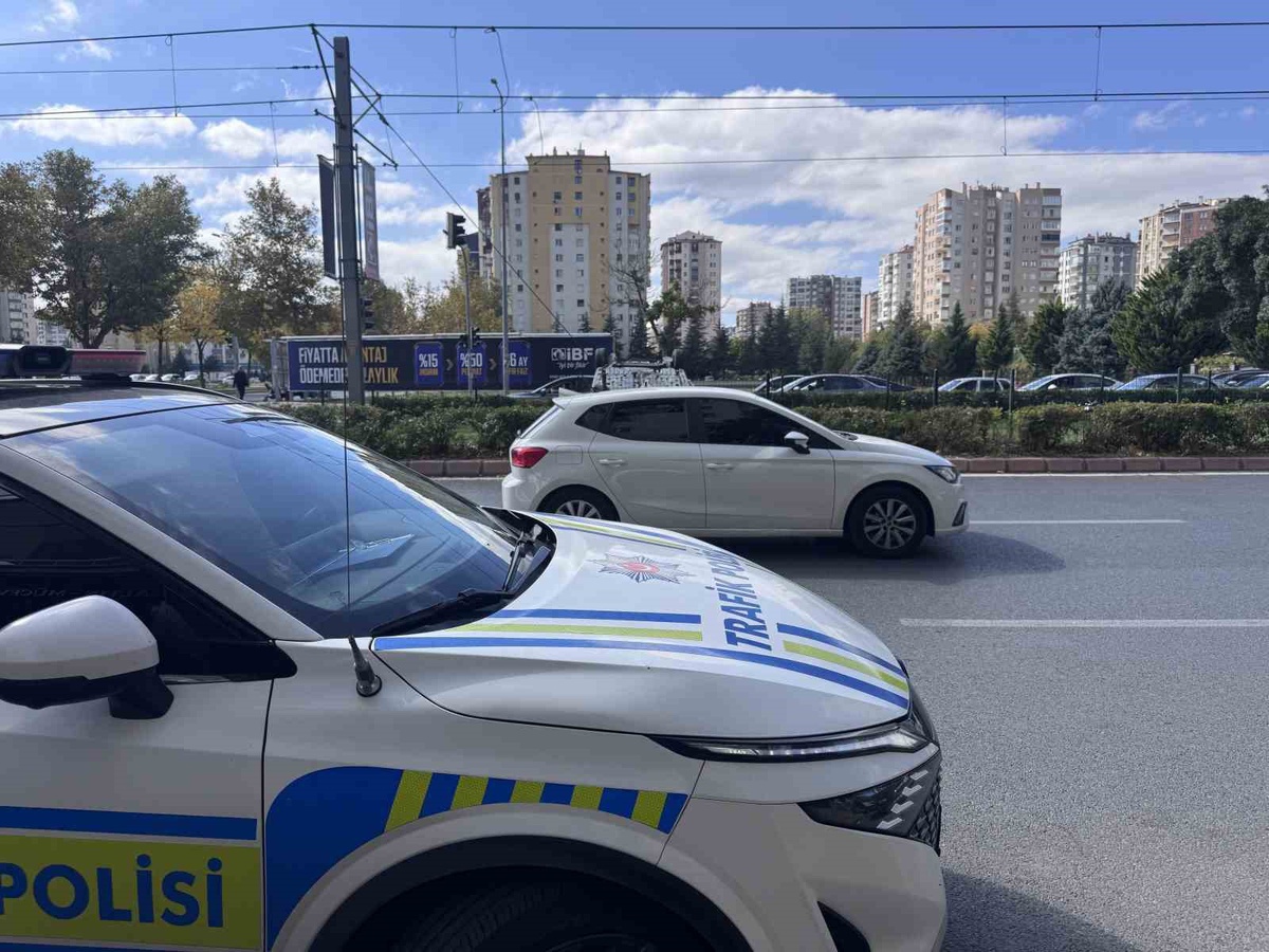 Kayseri Melikgazi\'de iki otomobil çarpıştı, takla atan araçta 1 kişi yaralandı