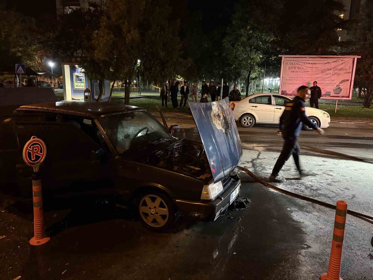 Kayseri Melikgazi\'de seyir halindeki otomobilin motoru alev aldı, itfaiye söndürdü