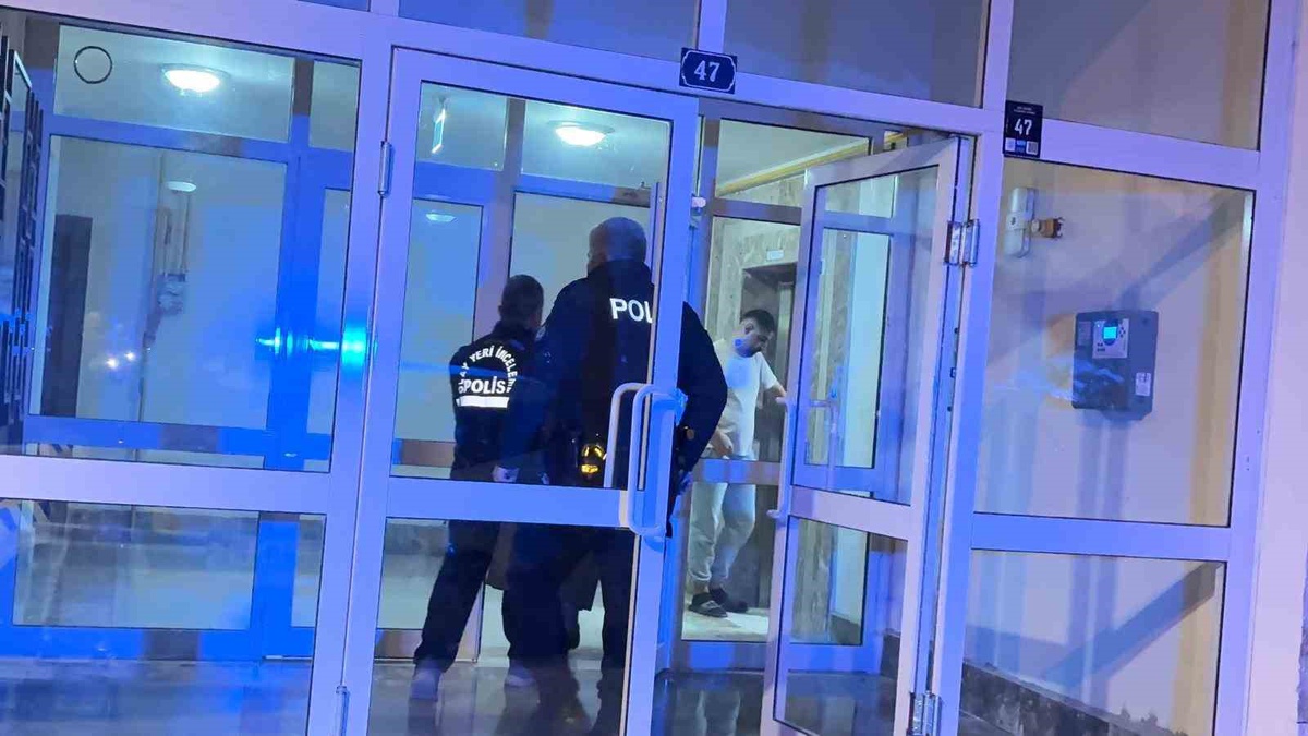 Kayseri Melikgazi\'de kurşun çocuk odası penceresinden girip akülü araca isabet etti