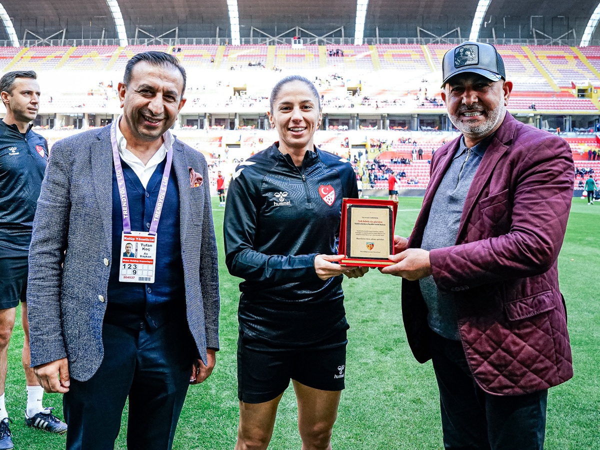 Kayserispor Başkanı Ali Çamlı, kadın hakem Asen Albayrak\'a plaket takdim etti