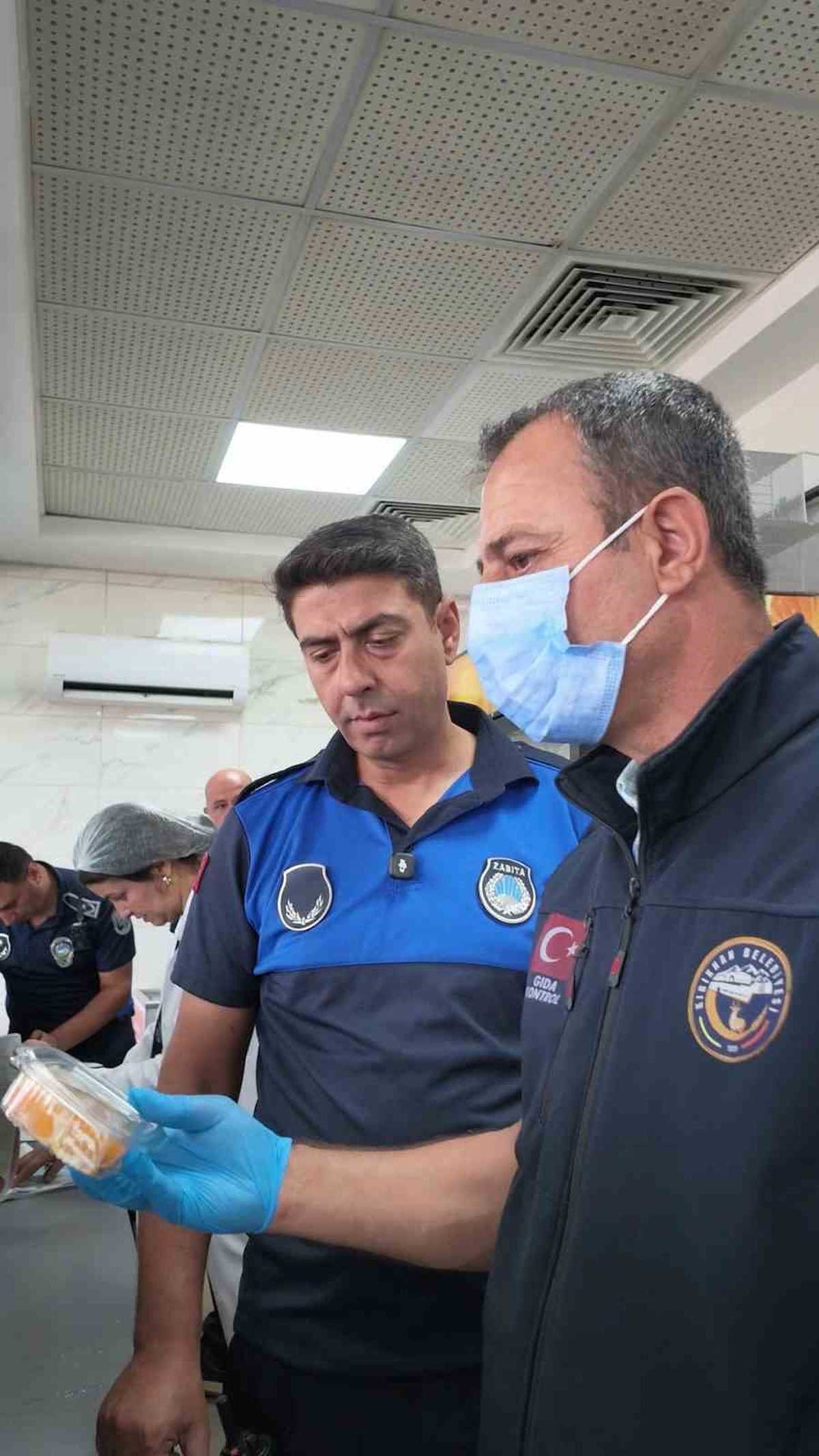 Kırıkhan\'da zabıta, tavuk nugget ve gazlı içecek satan kantinleri uyardı