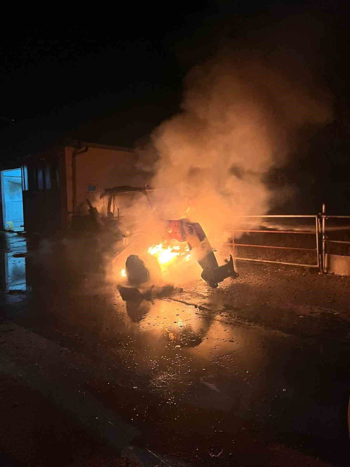 Kırklareli Babaeski\'de çiftlikte alev alan iş makinesi kullanılamaz hale geldi