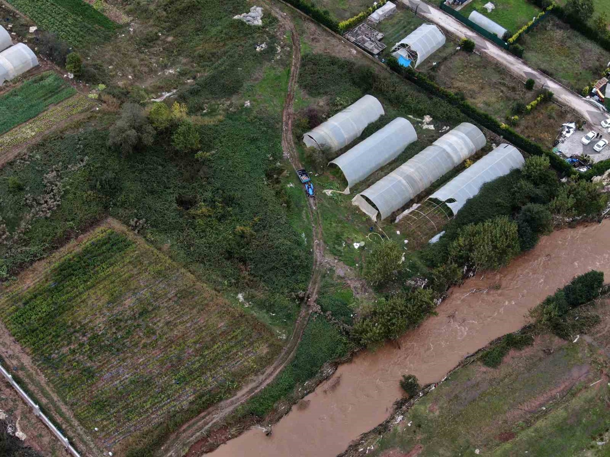 Gebze\'de sel sularına kapılan 2 kişi aranıyor, 1 kişi kendi imkanlarıyla kurtuldu