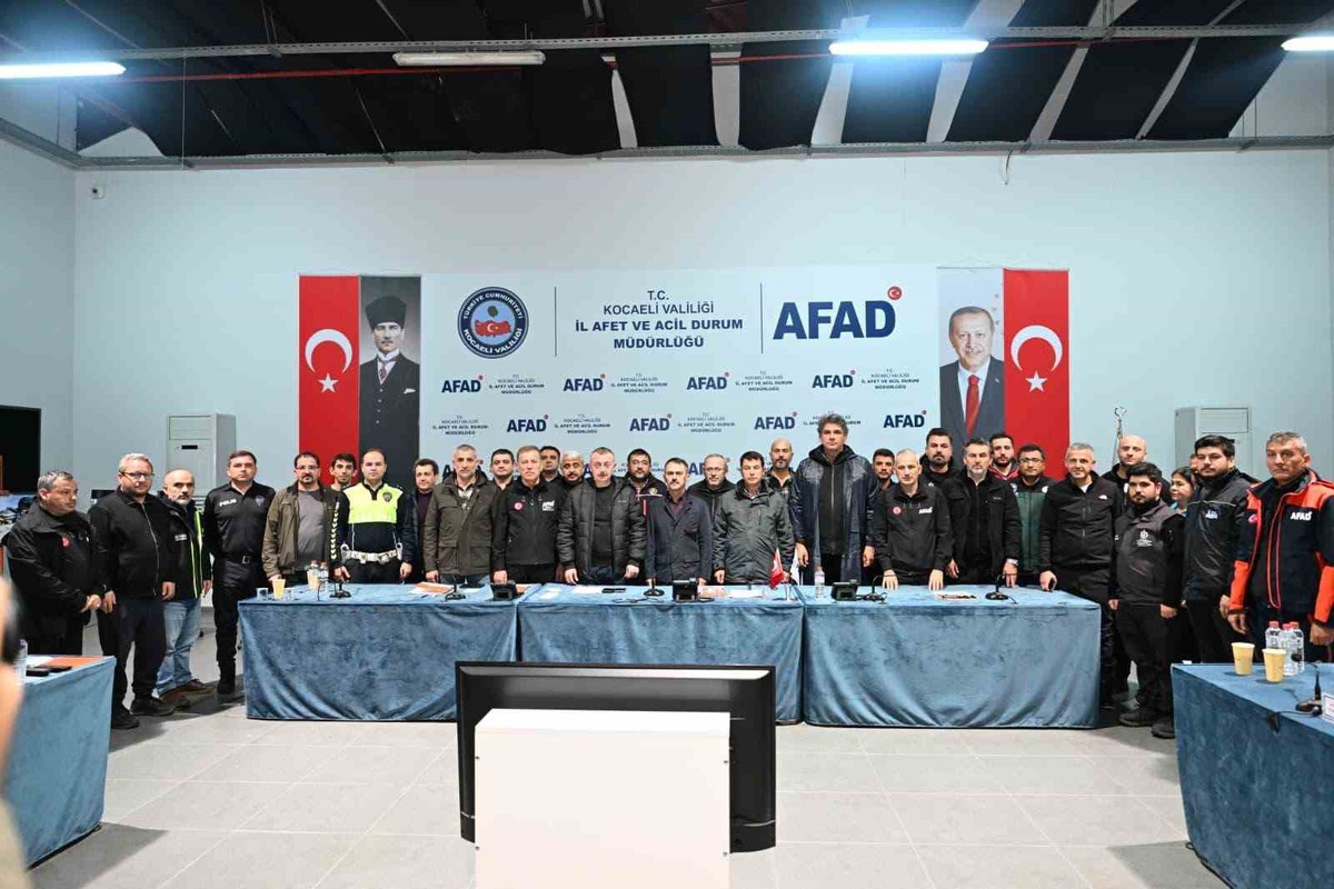 Kocaeli Valisi Aktaş ile Başkan Büyükakın, sağanak sonrası kriz merkezinde toplandı