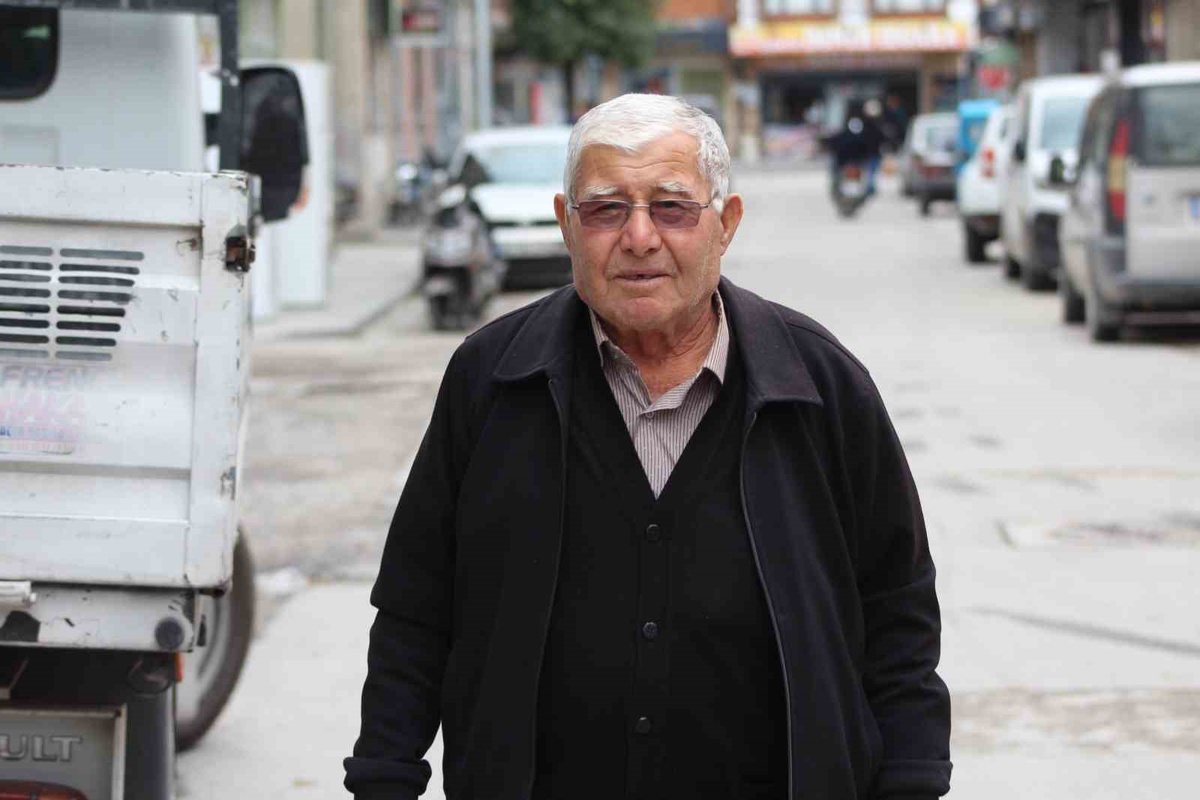 Karapınar\'da kuyumcu, telefondaki dolandırıcıyı fark edip yaşlı müşterisinin altınlarını korudu