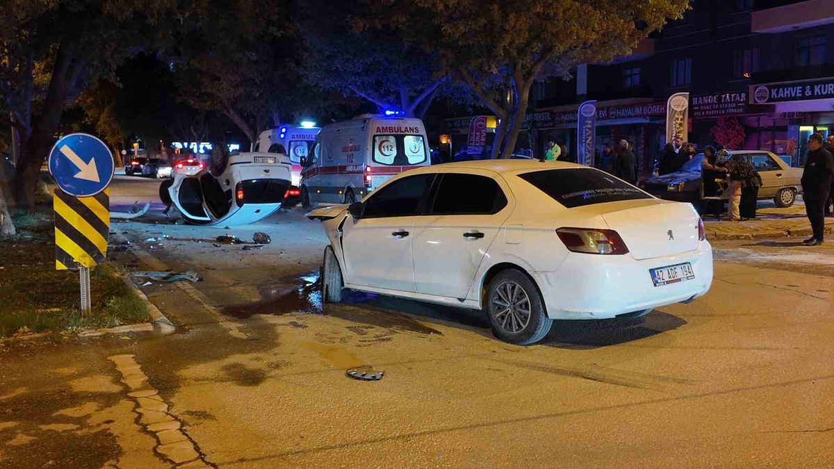 Konya Karatay\'da iki otomobil çarpıştı, takla atan araçtakiler ayakta tedavi edildi
