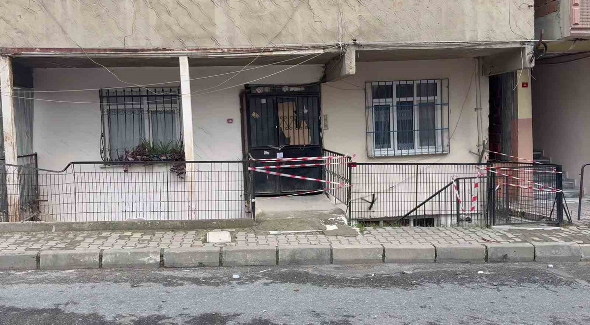 Küçükçekmece\'de 14 daireli bina mühürlendi, önünde zabıta nöbet tutuyor