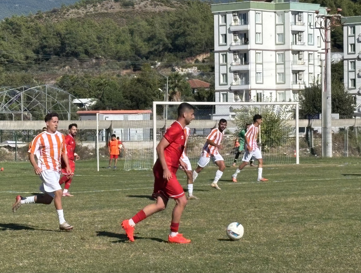 Mutlu Karsavurdan\'ın üç golüyle Finike Belediyespor, Kumluca\'da 3-1 kazandı