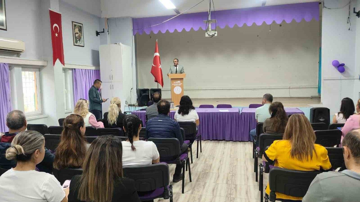 Kuşadası\'da okul yöneticilerine akran zorbalığına sıfır tolerans anlatıldı