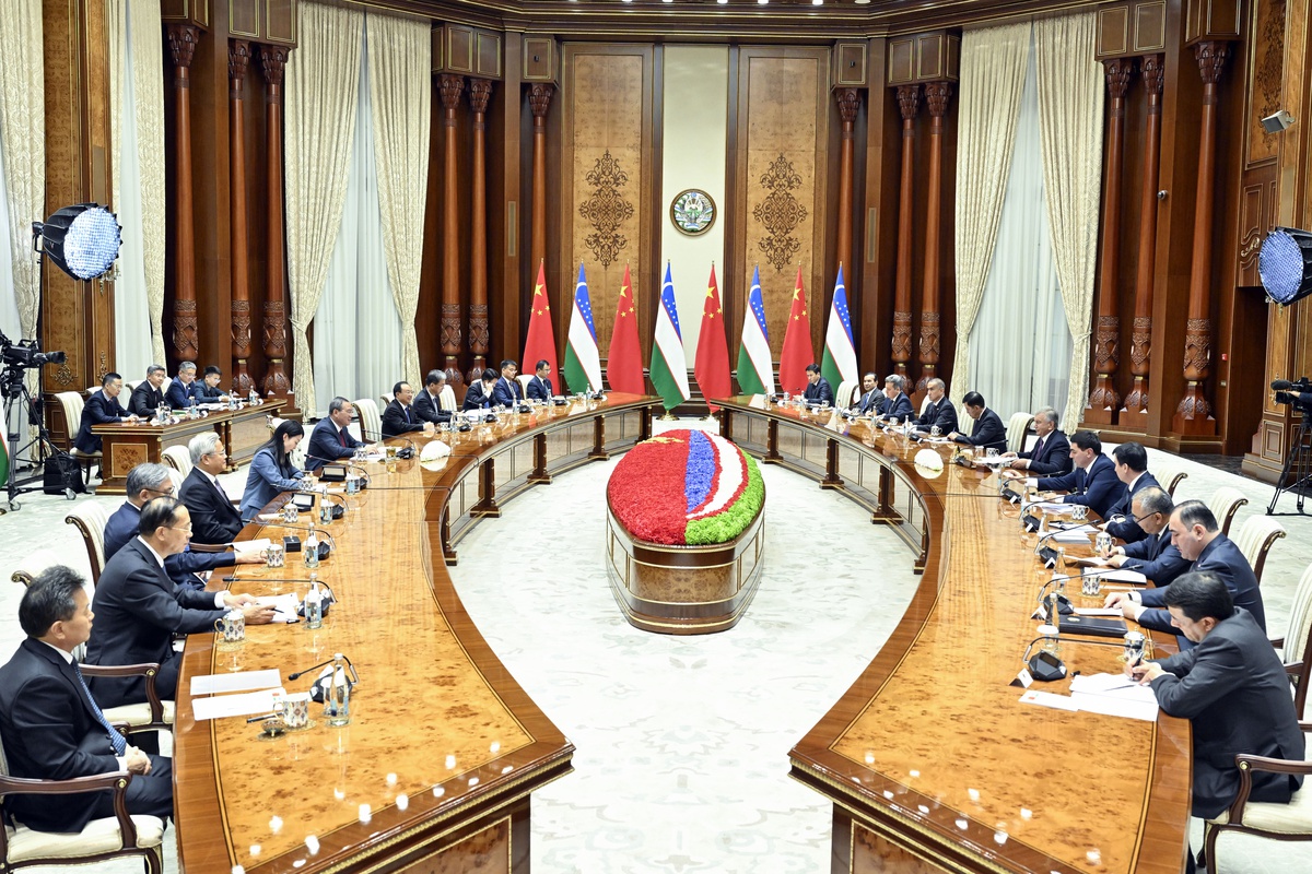 Li Qiang, Taşkent\'te Mirziyoyev ile demiryolu projesinde işbirliğini ele aldı