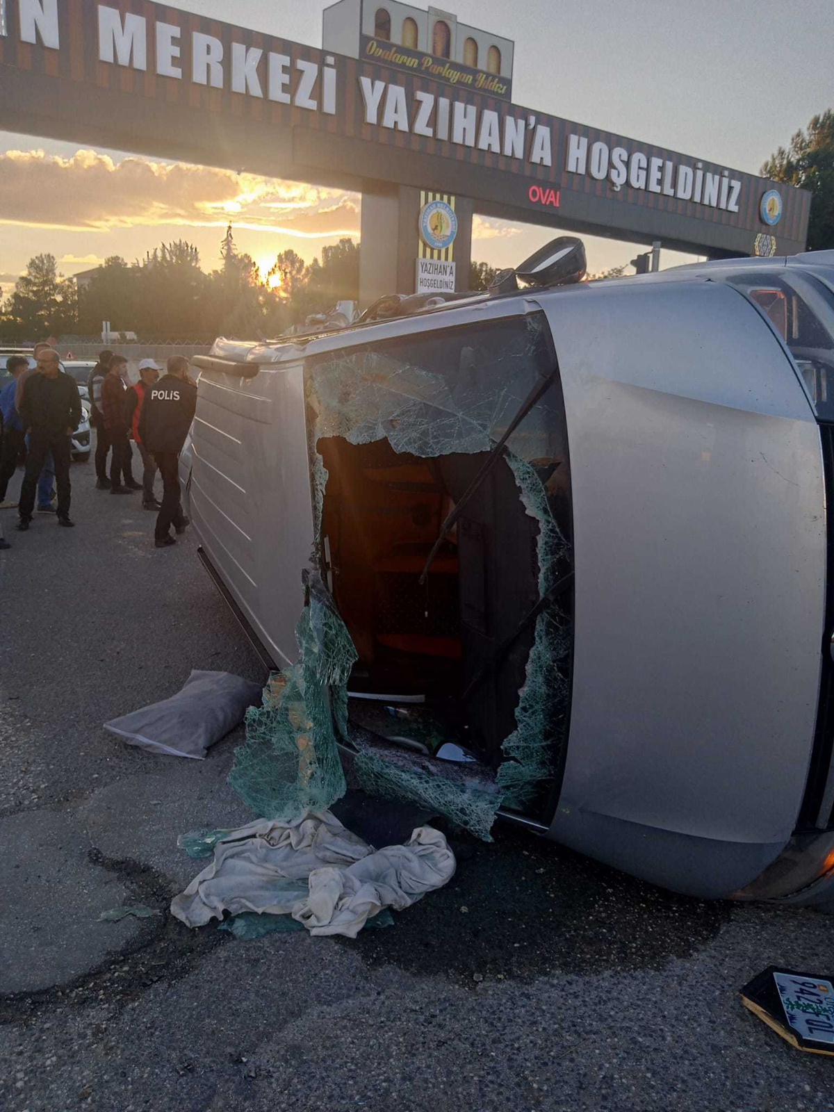 Malatya Yazıhan\'da otomobil minibüsle çarpıştı, 1\'i ağır 3 kişi yaralandı