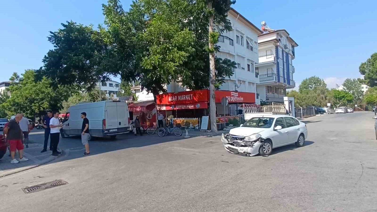 Manavgat\'ta sık kaza yaşanan kavşak için sakinler belediyelere önlem istiyor