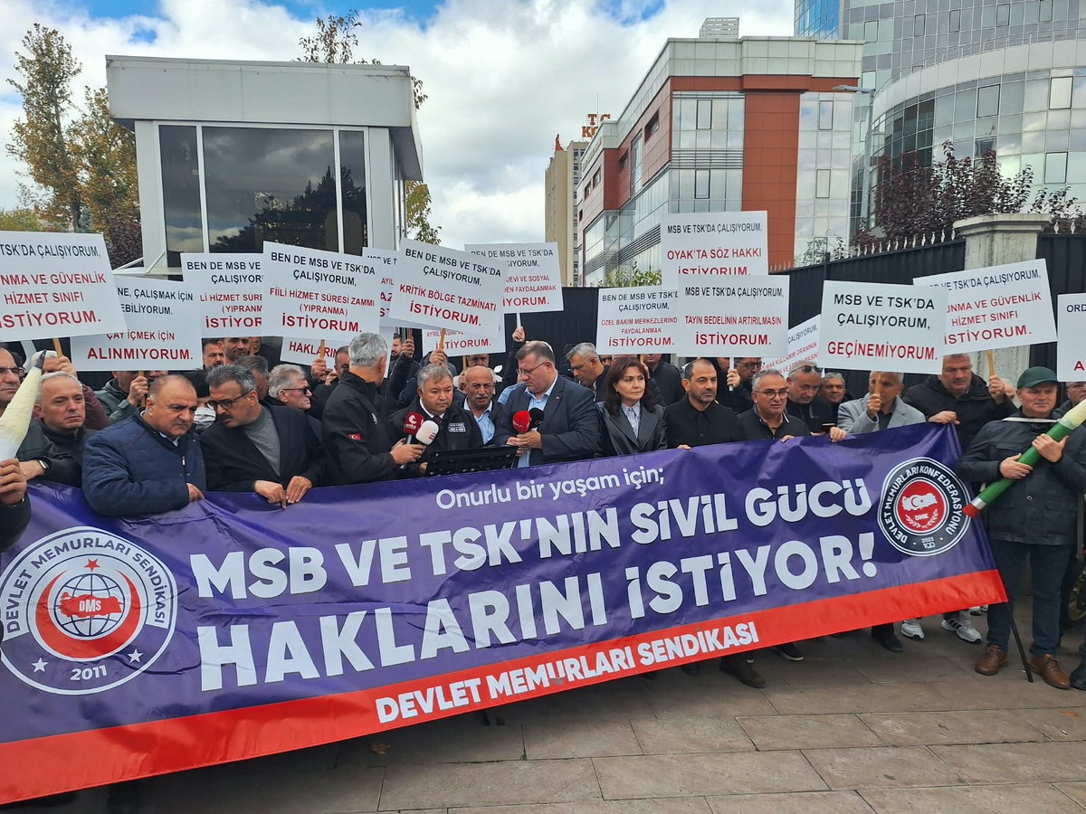 MSB ve TSK\'daki sivil memurlar TÜİK önünde savunma ve güvenlik hizmet sınıfı istedi
