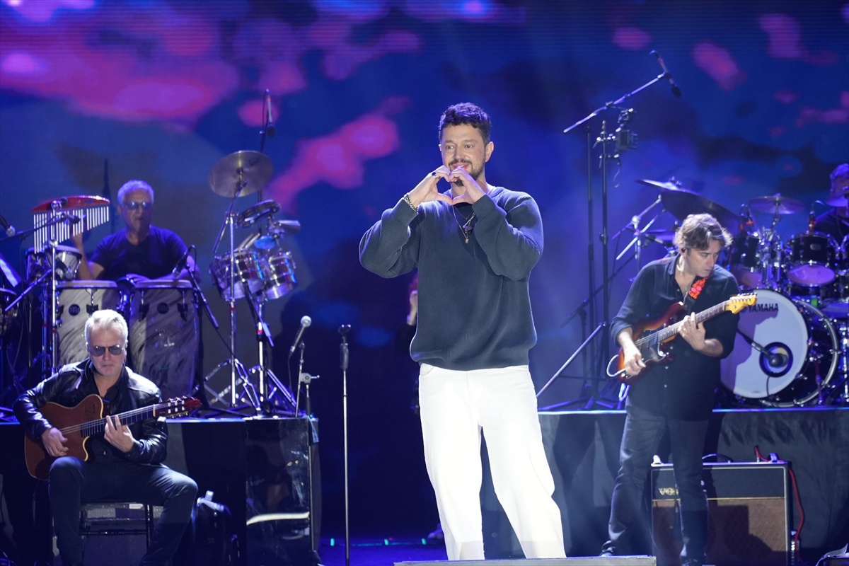 Murat Boz, Diyarbakır Kültür Yolu Festivali\'nde sevenlerine şarkılarını söyledi