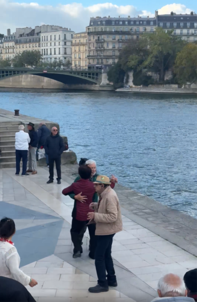 Paris’in iki farklı yüzü: Bir yanda dans, diğer yanda yangın!
