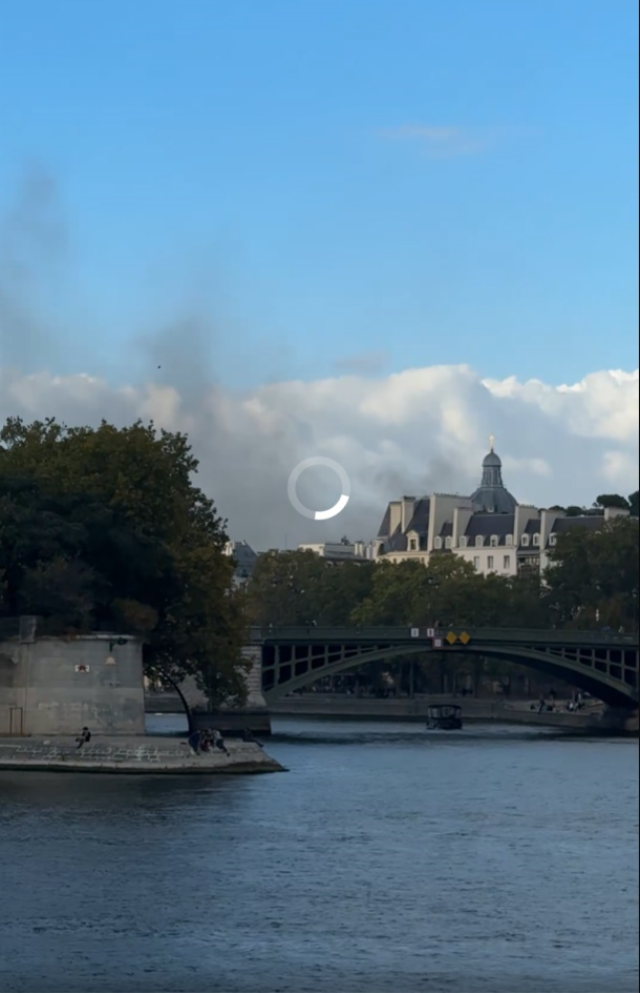 Paris’in iki farklı yüzü: Bir yanda dans, diğer yanda yangın!