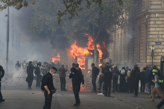 Paris’te göstericiler Cumhuriyet Meydanı'ndaki simge heykele sarı yelek giydirdiler