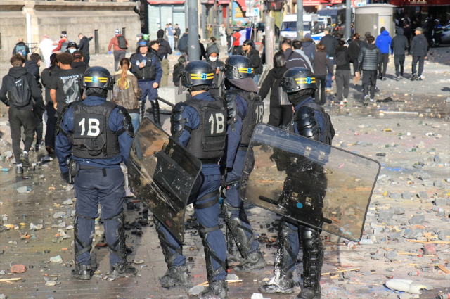 Paris’te göstericiler Cumhuriyet Meydanı'ndaki simge heykele sarı yelek giydirdiler