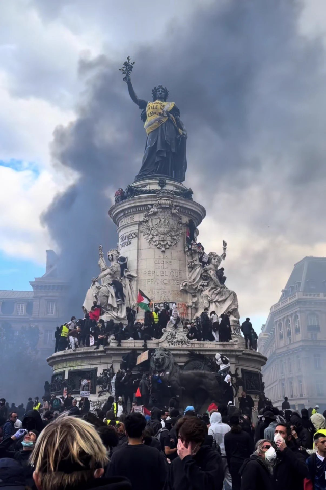 Paris’te göstericiler Cumhuriyet Meydanı'ndaki simge heykele sarı yelek giydirdiler