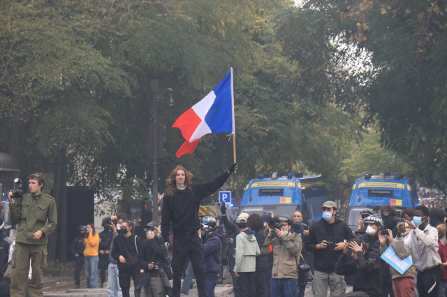 Paris’te göstericiler Cumhuriyet Meydanı'ndaki simge heykele sarı yelek giydirdiler