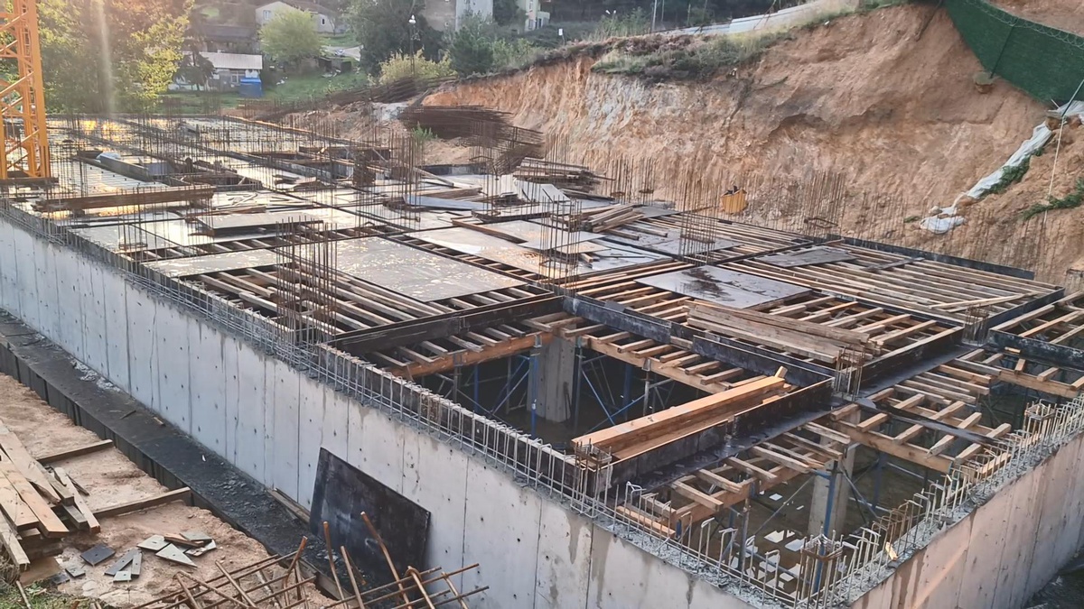 İstanbul Pendik\'te inşaat alanındaki toprak kayması 9 katlı apartmanı boşalttı