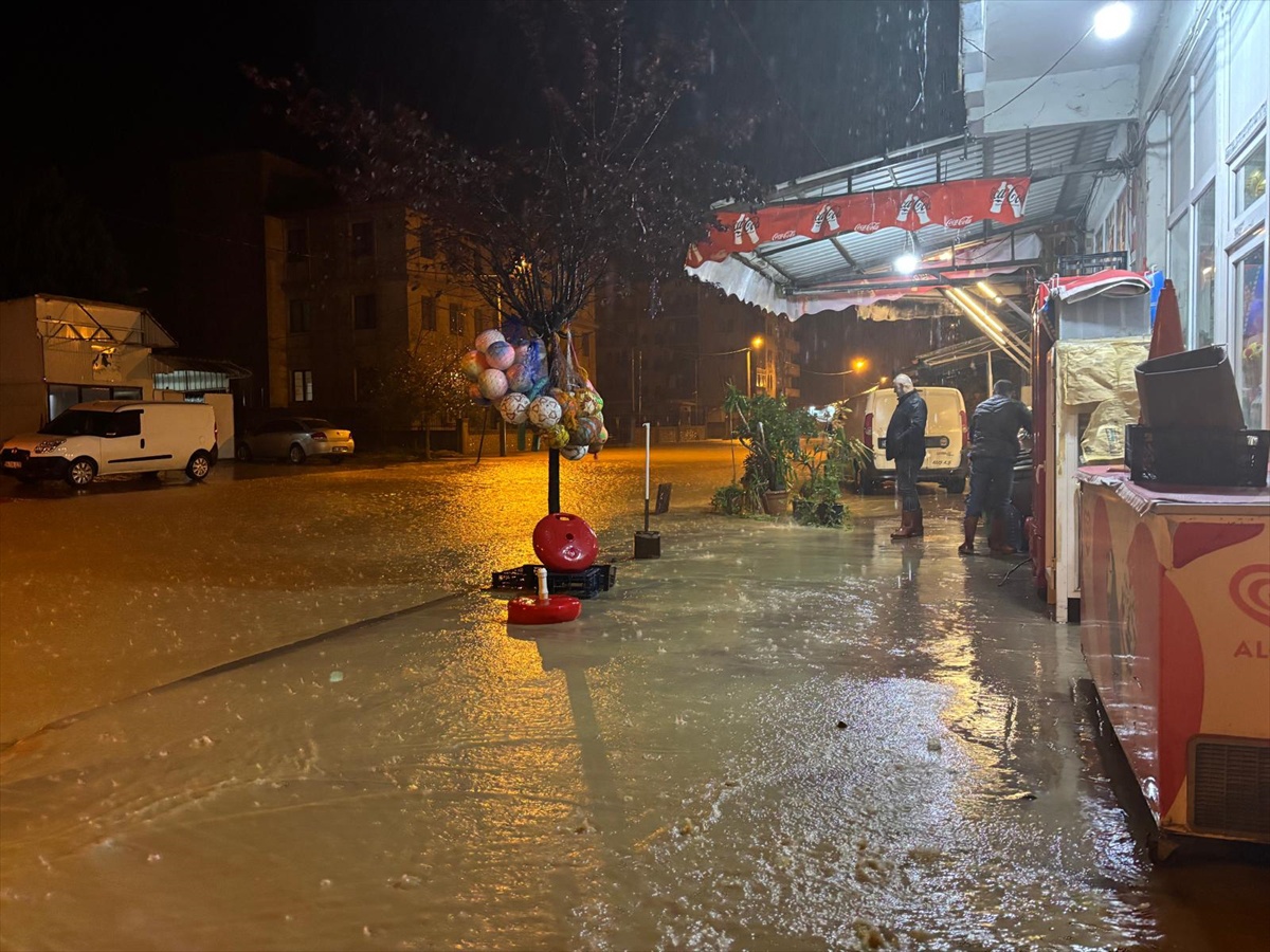 Sakarya\'da dün akşam başlayan sağanak Karasu\'da sele dönüştü, turuncu kod sürüyor