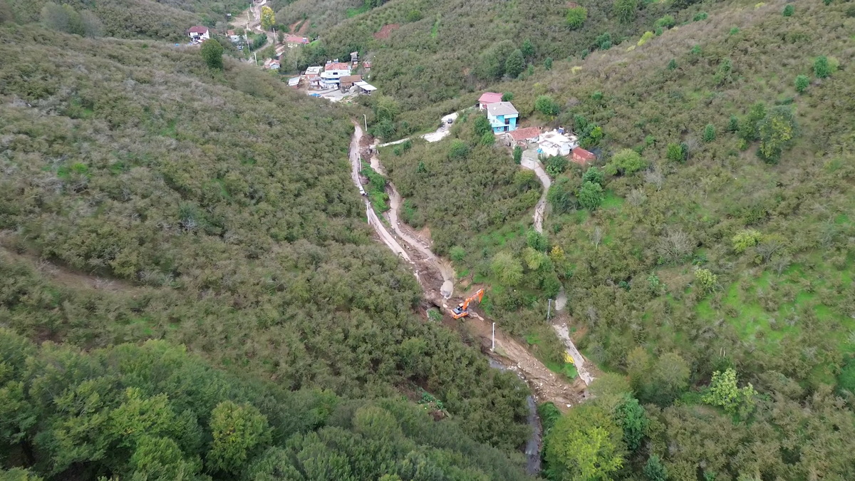 Sakarya Karasu\'da yağışların yıktığı 3 köprü iş makineleriyle onarılıyor